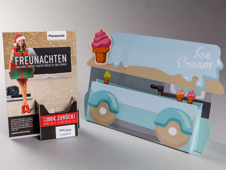 Zwei individuell gestaltete Flyerdispenser aus bedruckter Pappe zur Bereitstellung und Präsentation von Informationsmaterial.