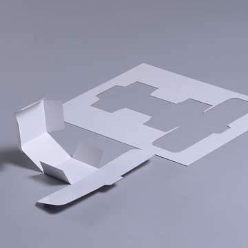 Geplottete Faltschachtel neben Papier Abfall