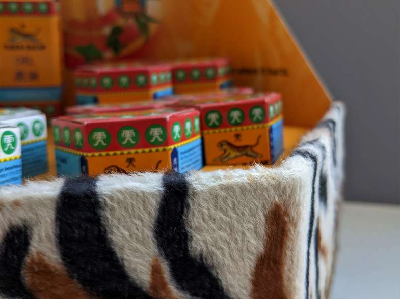 Aufmerksamkeitsstarkes, individuell gestaltetes Präsentations- und Verkaufsdisplays für Apothekenprodukte. Als Bezugsmaterial wurde Fellimitat in Tigerfelloptik verwendet.