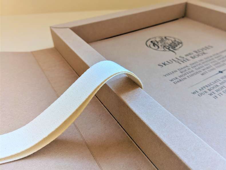 Verpackung mit Baumwollband