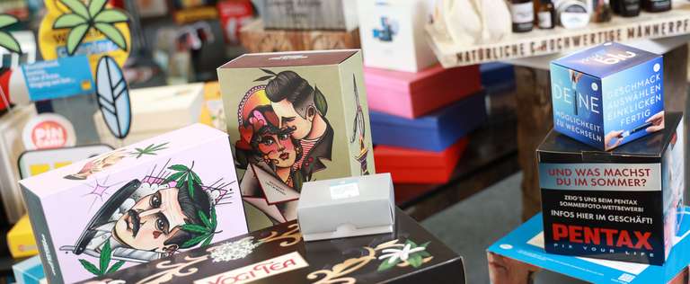 Print-Druckerei Hamburg Jobs Verschiedene Verpackungen auf und nebeneinander - Druckerei Hamburg Jobs