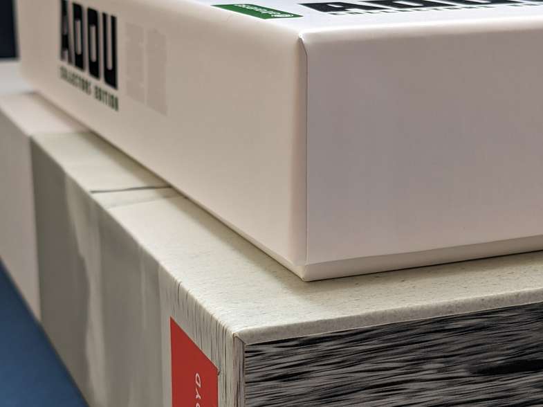 Buch und Sammelschuber, Nahaufnahme - Stehsammler Schuber