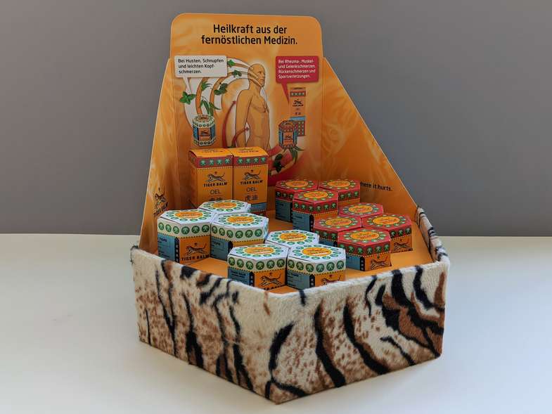 Aufmerksamkeitsstarkes, individuell gestaltetes Präsentations- und Verkaufsdisplays für Apothekenprodukte.