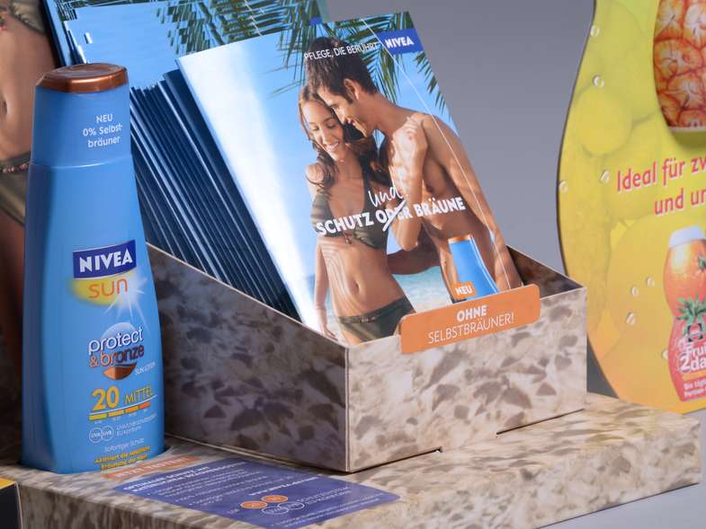 Individuell gestaltetes Regal- oder Verkaufsdisplays aus bedrucktem Karton zur Einführung neuer Sonnenpflegeprodukte und dazugehörigem Informationsmaterial.