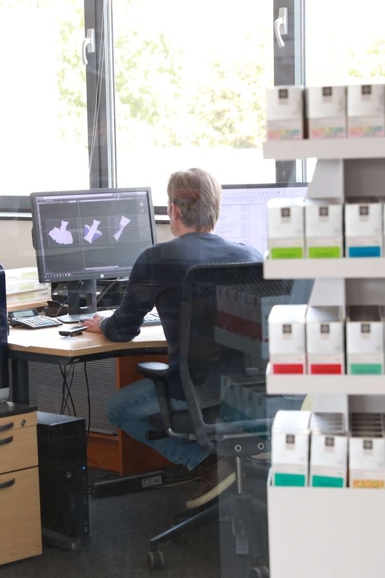 Zwei Menschen sitzen am Schreibtisch, arbeiten am Computer - Ausbildung Mediengestalter Digital und Print Hamburg