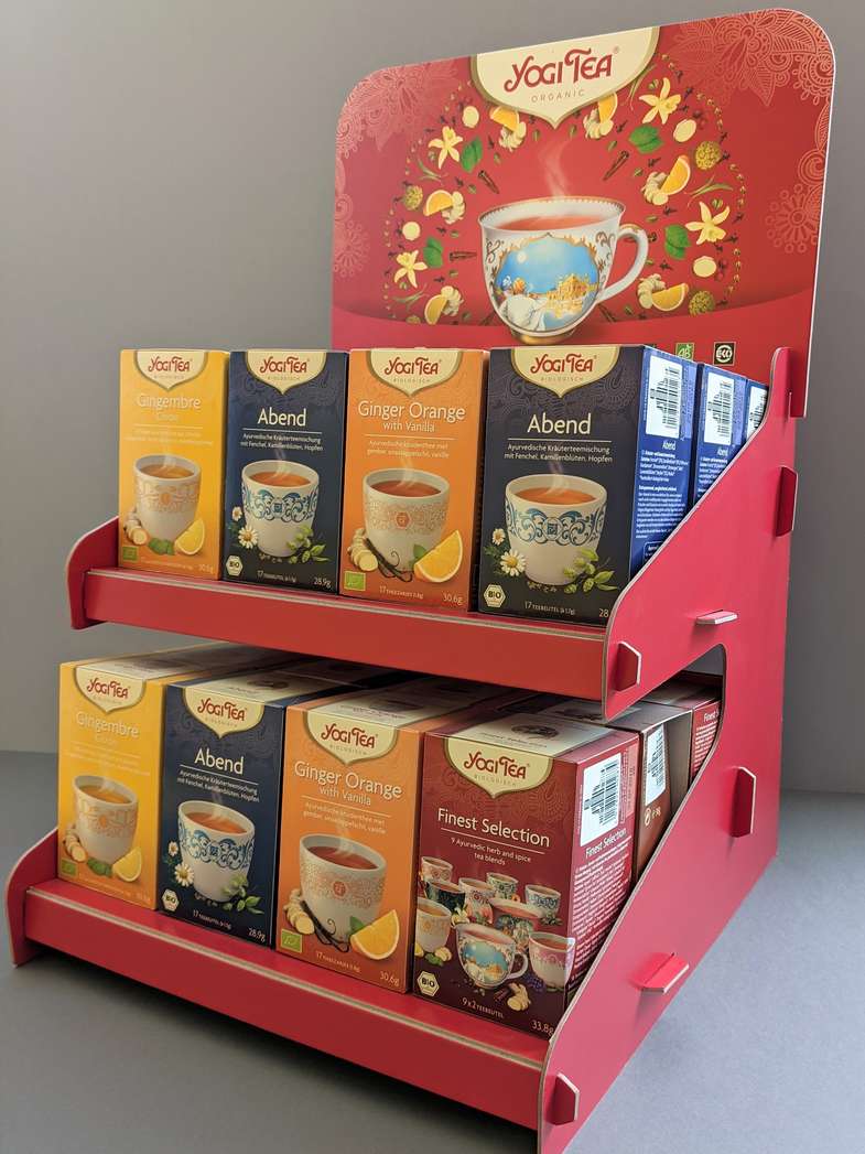Ein warentragendes Regal- oder Thekendisplay mit zwei Präsentationsetagen für die Präsentation besonderer Teespezialitäten.