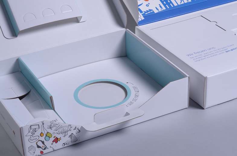 Koffer aus Karton mit verschiedenen Einsätzen