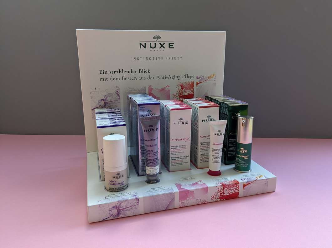 Individuell gestaltetes Präsentations- und Verkaufsdisplays für die Theke aus bedrucktem Karton zur Präsentation von besonderen Produkten aus dem Schmuck- und Kosmetikbereich.