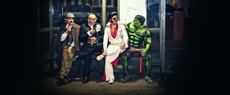 Vier verkleidete Personen in Bushaltestelle im Dunkeln - Ausbildung Mediengestalter Digital und Print Hamburg