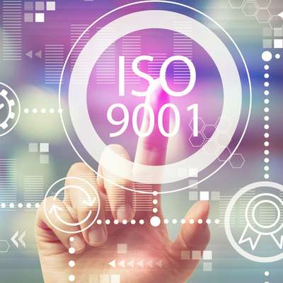 Print von höchster Qualität Zeigefinger tippt in der Frontalperspektive auf Icon ISO 9001 - Kunstdruckerei Hamburg